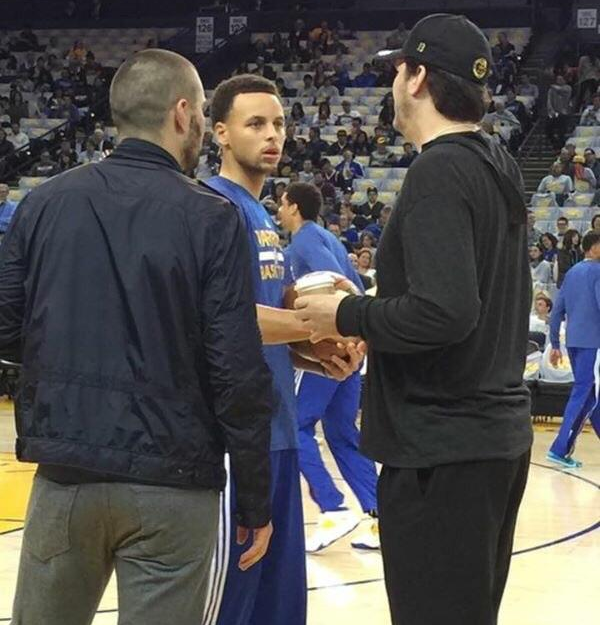 Steph Curry a colloquio con due tifosi speciali: sono Phil Hellmuth (a destra) e David 'doc' Sands, altro tifosissimo Warriors