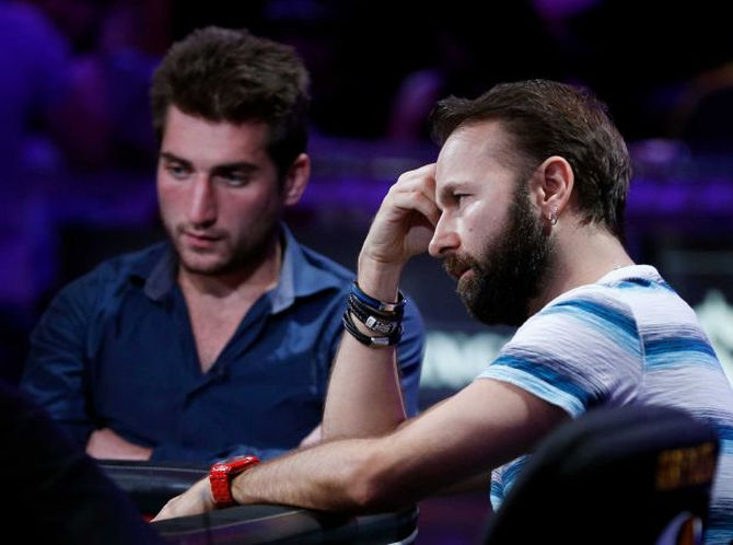 Federico Butteroni e Daniel Negreanu durante il day 7. Con loro c'era anche Schwartz