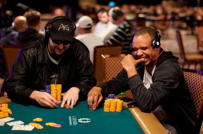 Hellmuth e Ivey: i due Phil uno accanto all'altro in una immagine di repertorio delle WSOP
