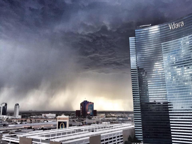 L'alluvione che ha colpito Las Vegas nella suggestiva foto di Kara Scott