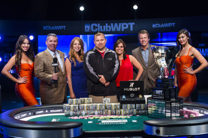 Jason Brin (al centro) festeggia il trionfo con le Royal Flush Girls e gli immancabili Sexton e Van Patten