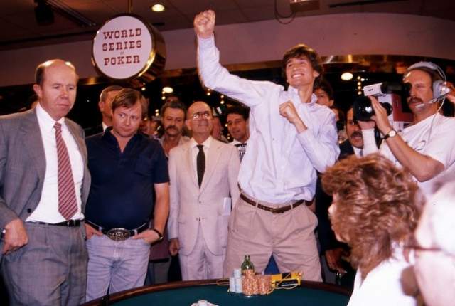 Il 25enne Phil Hellmuth dopo la vittoria del Main Event WSOP 1989
