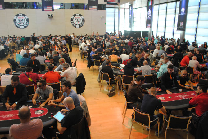 Campione d'Italia: un momento del day 1B con la sala del 9° piano affollata