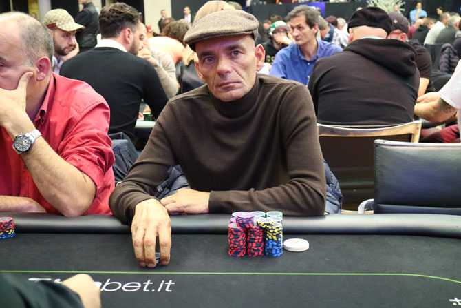 Alessandro Lauri: 200mila fiches al terzo livello, ovvero più di mille big blinds!