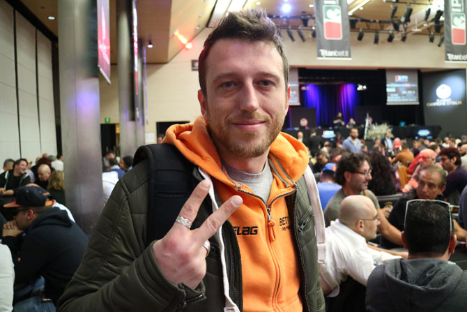 Matteo Pecorella con la faccia di uno che è uscito alla seconda mano, con AA...