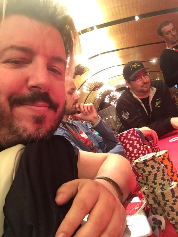 Selfie time per Max Pescatori all'esordio WSOPE. Dietro di lui qualcuno che verrà eliminato...