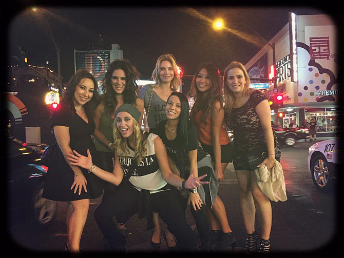 Uscita tra amiche a Vegas. Da sinistra Lily Mizrachi, Tiffany Michelle, Erica Schoenberg, Maria Ho e Karina Jett. In basso Vanessa Rousso e la compagna Melissa