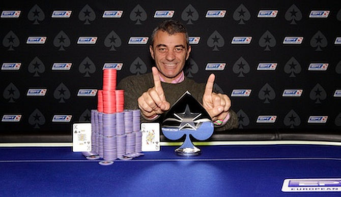 Francesco Delfoco con una delle due picche vinte all'EPT Praga 2015