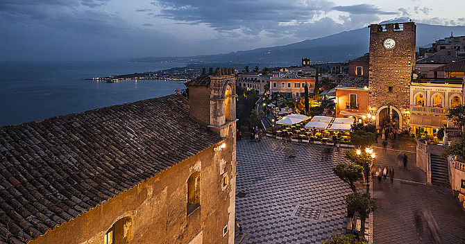 Piazza IX aprile, tra le più celebri e caratteristiche di Taormina