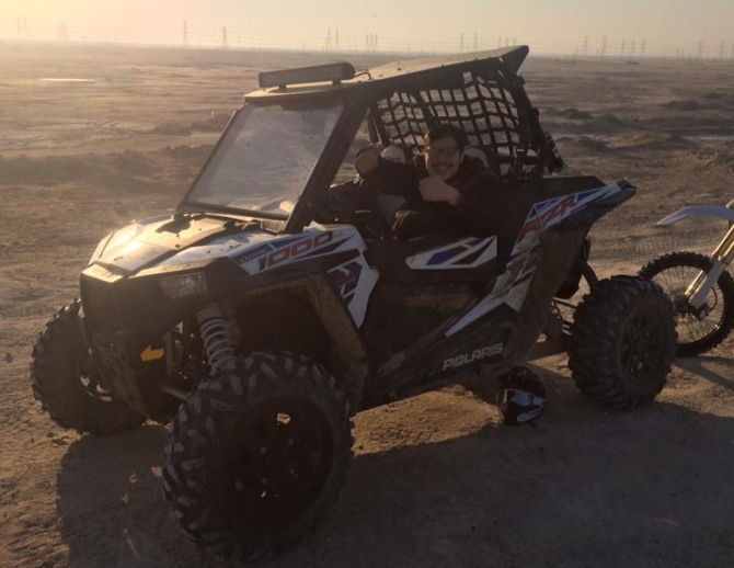 Mustacchione in Dune Buggy con l'amico Salman Behbehani