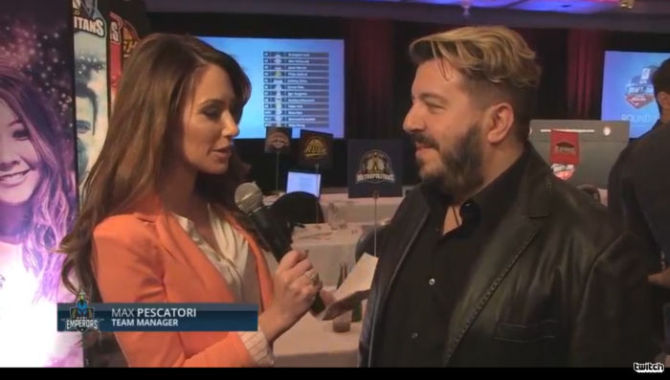 Holly Sonders mentre intervista Max Pescatori