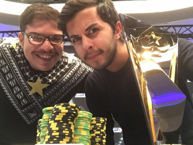 Mustapha Kanit festeggia la vittoria con l'amicone Walter Treccarichi