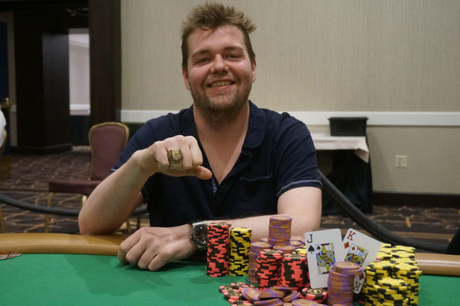Jason Wheeler mostra l'anello di campione WSOP-C