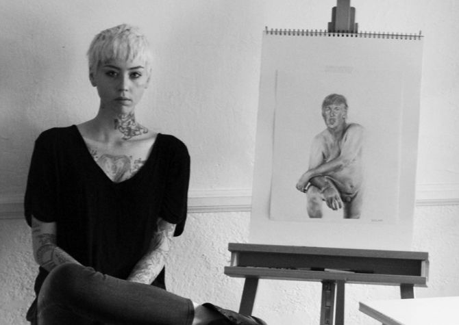 L'artista Illma Gore con la sua opera d'arte su Donald Trump