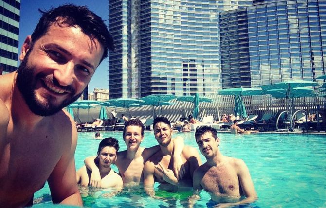 Una foto di gruppo a Vegas, con Alessandro Borsa e Giuliano Bendinelli im piscina