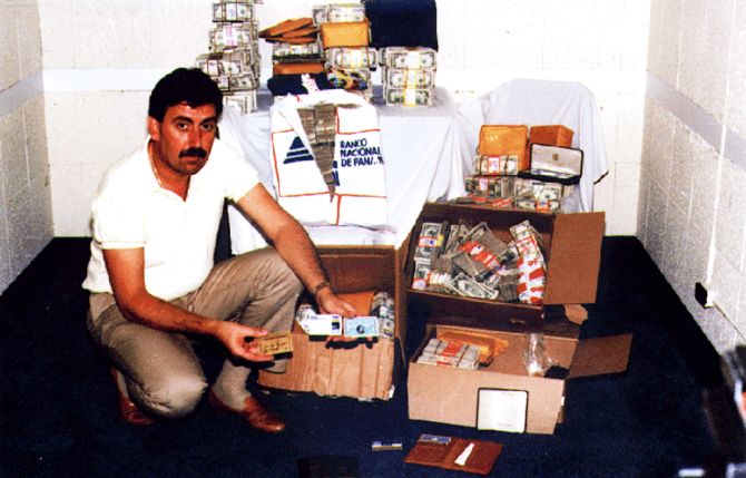 Delacova posa con la refurtiva trovata nella villa di Noriega
