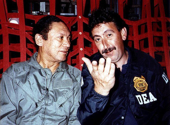 Manuel Noriega con l'agente Rene Delacova dopo l'arresto