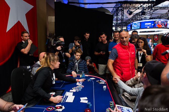 Yann Pineau (giubba rossa) lascia il torneo: è lui l'uomo bolla dell'EPT Barcellona 2016 (courtesy of Neil Stoddart - EPT - PokerStars)