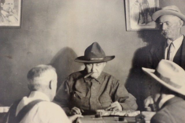 Una rara immagine di Poker Alice" anziana, vestita da uomo