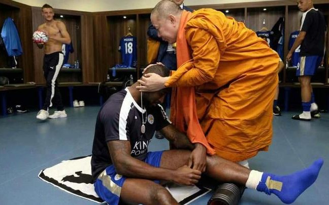 Un monaco thailandese benedice Wes Morgan del Leicester. Il proprietario del club inglese è un magnate thailandese, convinto che i monaci abbiano aiutato la squadra a vincere la Premier League