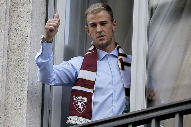Joe Hart posa con la sciarpa dela sua nuova squadra