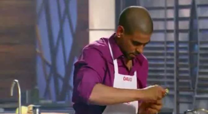 David cerca di aprire lo champagne, ma non farà in tempo e lancerà la bottiglia per terra