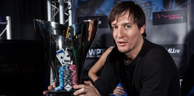 Giacomo Fundarò con il trofeo WPT vinto qualche anno fa a Mazagan, in Marocco
