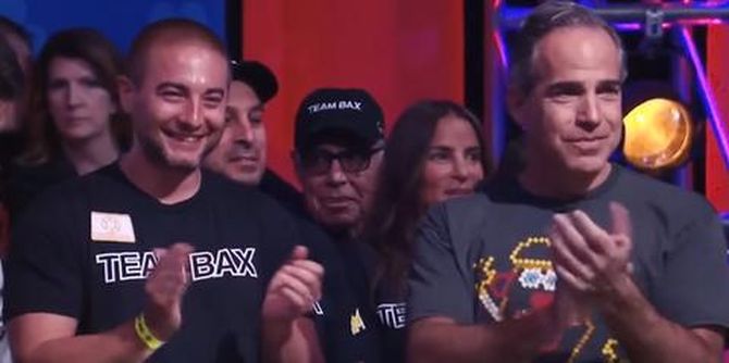 Chance Kornuth (a sinistra) con Cliff Josephy durante il final table del WSOP Main Event