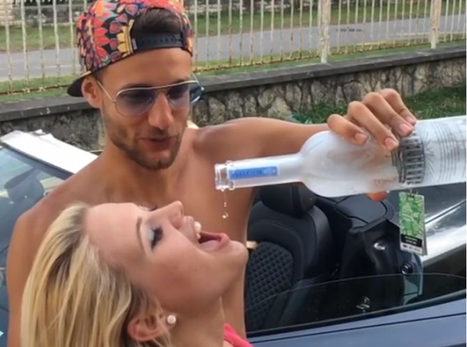 Feste, alcool e belle donne: in uno scatto, la vita da baller di "omaha4rollz"