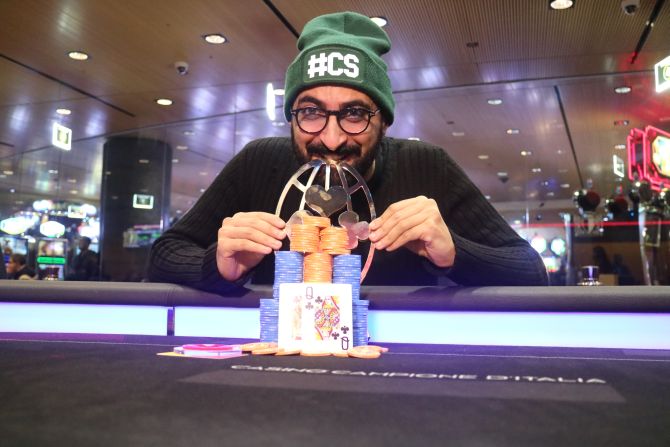 Carlo "assaggia" il trofeo