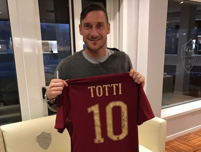 Francesco Totti con la speciale maglia autografata che ha messo all'asta