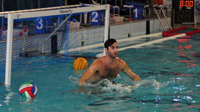 Carlo Graziano mentre difende la porta in allenamento