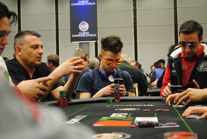 Nel poker live si socializza...spesso