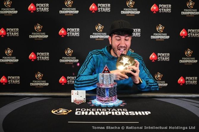 Dario Sammartino con la picchetta vinta alle Bahamas (photo courtesy Thomas Stacha/Pokerstars)