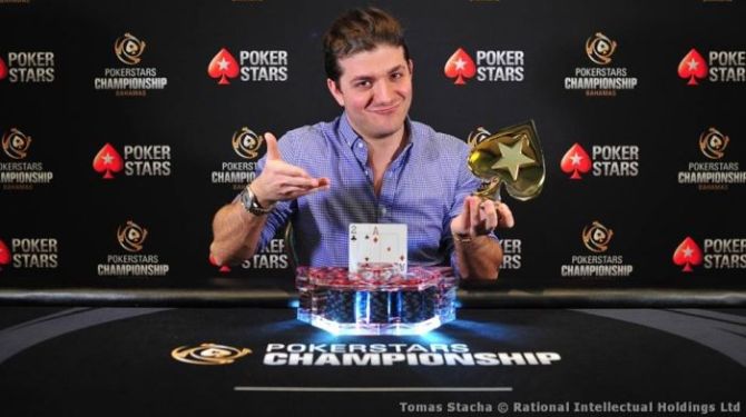 Rocco Palumbo con la picca vinta di recente alle Bahamas (courtesy of PokerStars)