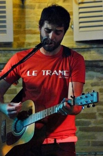 Ancora Alessandro "on stage" con la sua chitarra