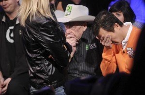 Hellmuth sceglie lo slowroll ma lo scoppio è dietro l'angolo...
