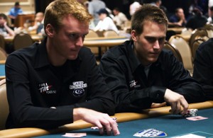 PL5000: Cole South costretto a foldare full in heads-up