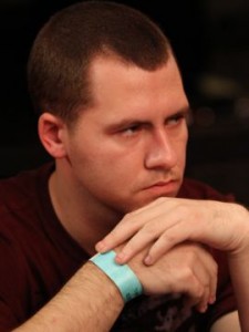 Daniel Cates e Scott Palmer punzecchiano Doyle Brunson