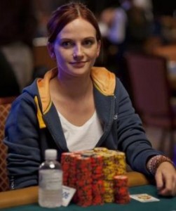 WSOP 2012 Main Event: Elisabeth Hille, cameriera superstar!