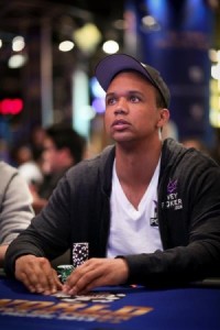 Phil Ivey ne 'spara' tre in bluff e fa foldare gli assi