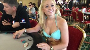 La musa di Daniel Negreanu si spoglia al tavolo!