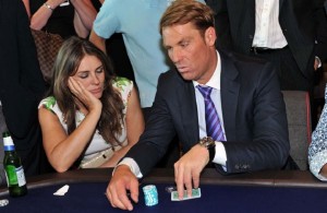 Liz Hurley fa la bella addormentata all’Aussie Millions