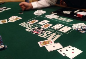 WSOP: esce dal torneo per colpa di due donne di cuori nel mazzo!