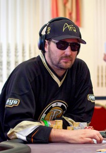 Hellmuth e un check in the dark vincente al Main Event