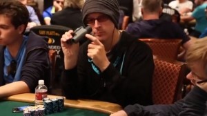 Cosa combina Phil Laak con un binocolo alle WSOP?