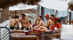 Strip poker: calciatori spagnoli fanno la figura dei polli