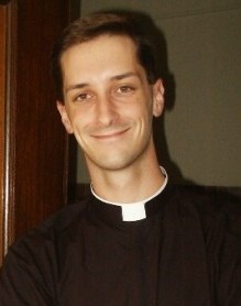 Padre Andrew ce la fa: vince 100.000 $ contro Negreanu