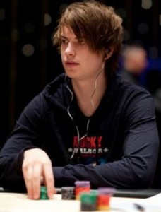 Viktor Blom scatenato: sale di livello su PokerStars