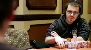 Dan Smith fa il bullo due volte: vince 160.000 € e la scommessa